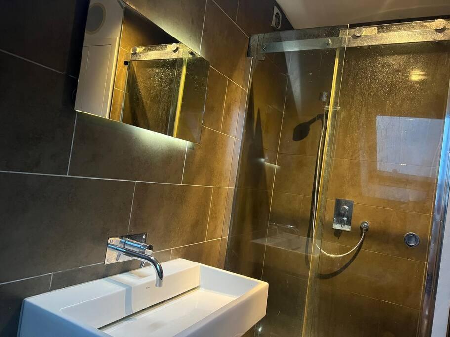 Four Bedroom Modern Victorian Wandsworth House Londres Extérieur photo